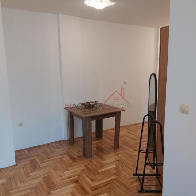 USELJIV-UKNJIZEN-CENTAR 40 M2