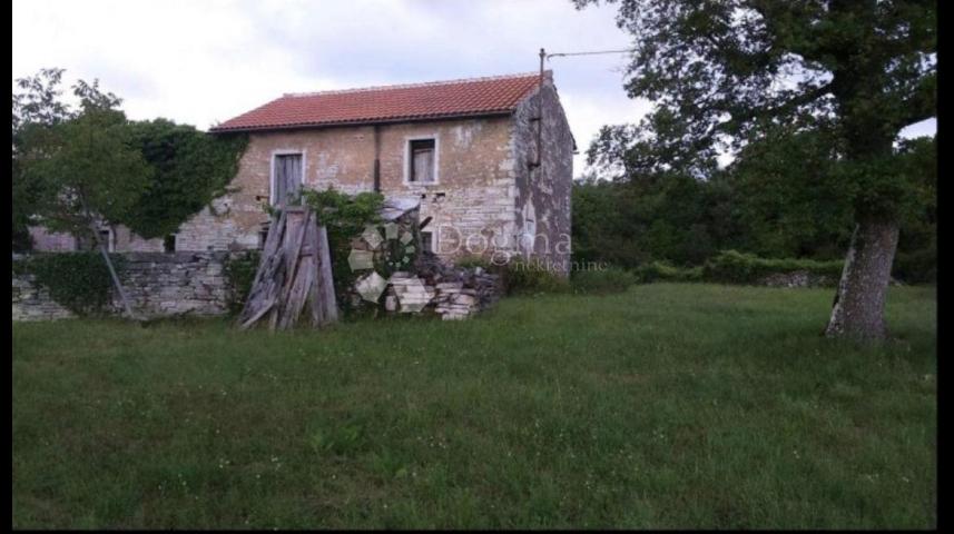 KAMENA KUĆA SA VELIKIM GRAĐEVINSKIM ZEMLJIŠTEM