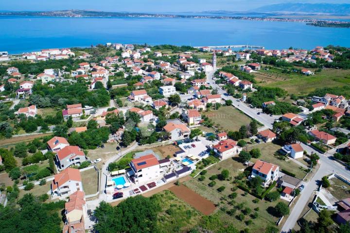 PREKRASNA VILLA SA 8 APARTMANSKIH JEDINICA I DVA BAZENA