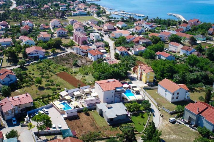 PREKRASNA VILLA SA 8 APARTMANSKIH JEDINICA I DVA BAZENA