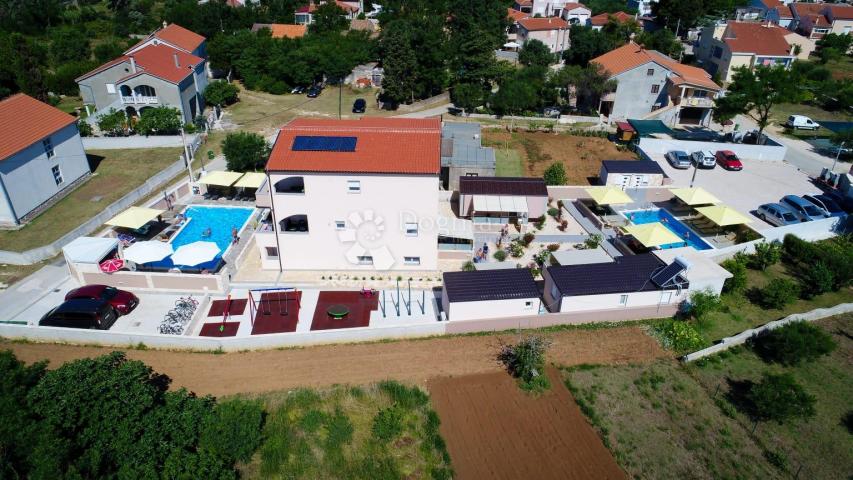 PREKRASNA VILLA SA 8 APARTMANSKIH JEDINICA I DVA BAZENA