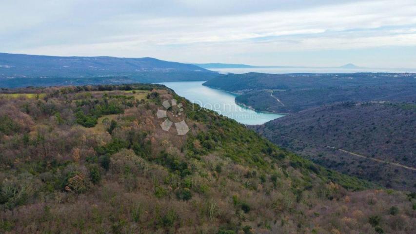 Prilika za investitore! Prostrano građevinsko zemljište