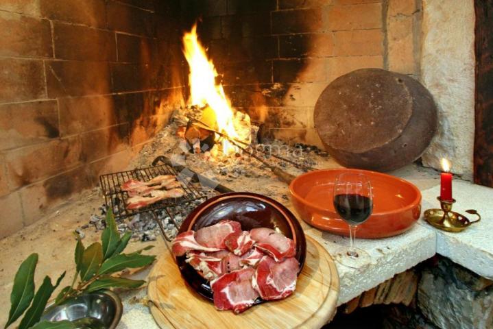 UHODANI OBITELJSKI PANSION S RESTORANOM U KAŠTELIRU