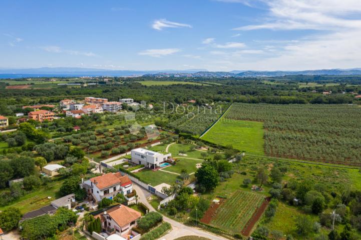 Luksuzna vila na uzdignutom terenu s pogledom na more i mediteransko zelenilo