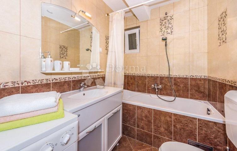 TISNO STAN OD 175 m2 U PREKRASNOJ APARTMANSKOJ KUĆI NADOMAK MORA