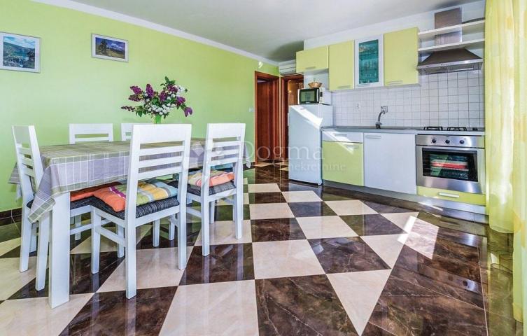 TISNO STAN OD 175 m2 U PREKRASNOJ APARTMANSKOJ KUĆI NADOMAK MORA