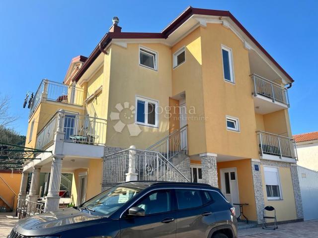 BILICE (ŠIBENIK) –APARTMANSKA KUĆA 100 M OD MORA