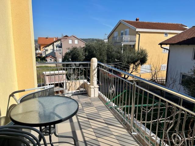 BILICE (ŠIBENIK) –APARTMANSKA KUĆA 100 M OD MORA