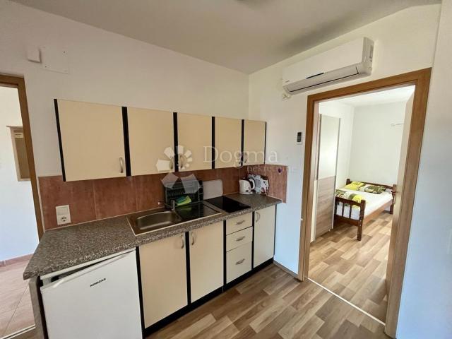 BILICE (ŠIBENIK) –APARTMANSKA KUĆA 100 M OD MORA