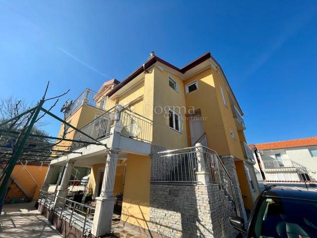 BILICE (ŠIBENIK) –APARTMANSKA KUĆA 100 M OD MORA