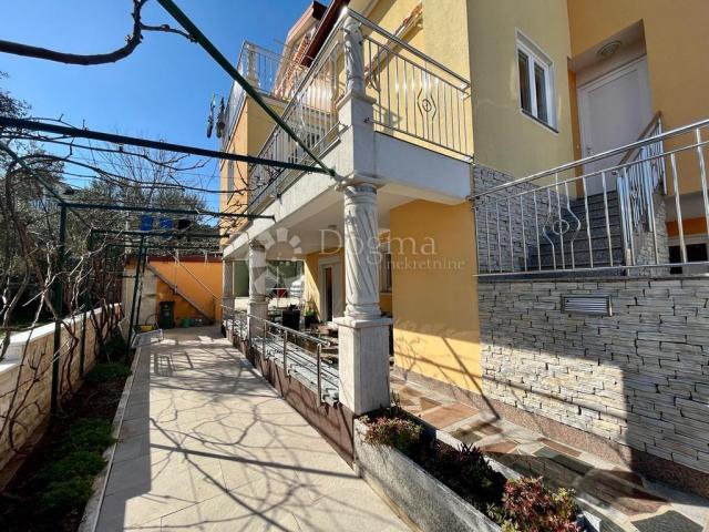 BILICE (ŠIBENIK) –APARTMANSKA KUĆA 100 M OD MORA