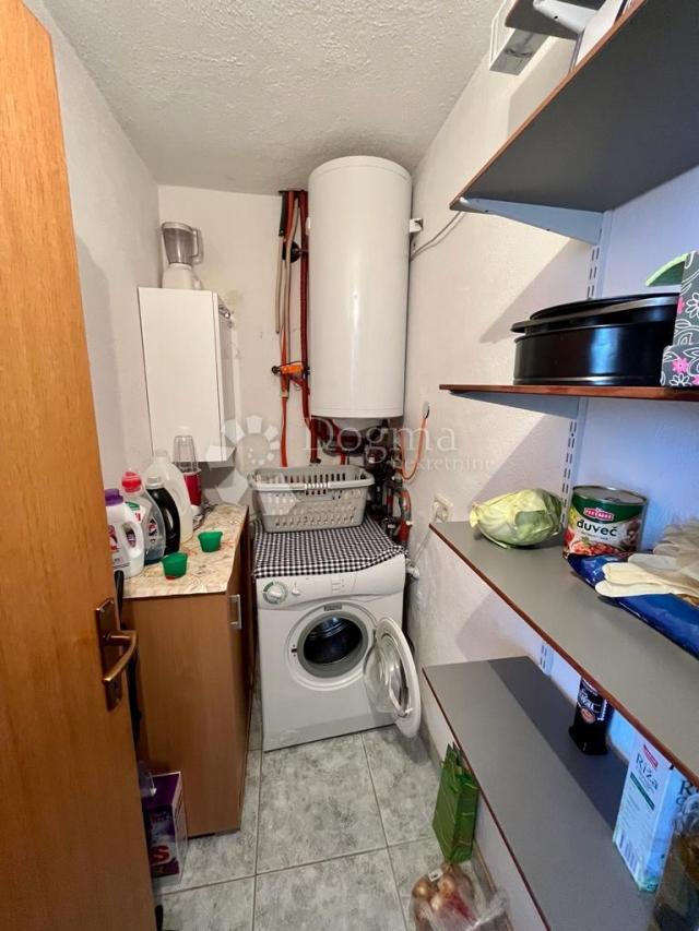 BILICE (ŠIBENIK) –APARTMANSKA KUĆA 100 M OD MORA