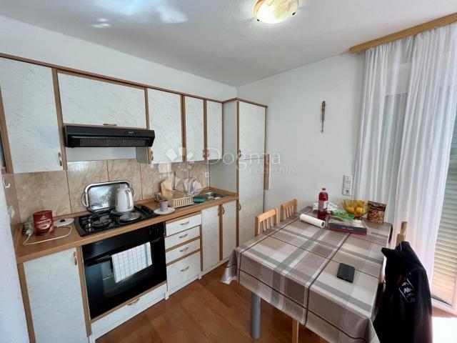 BILICE (ŠIBENIK) –APARTMANSKA KUĆA 100 M OD MORA