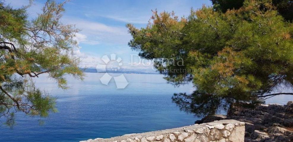 HVAR- građevinsko zemljište 1. red do mora, Uvala Pokrivenik, 850 m²