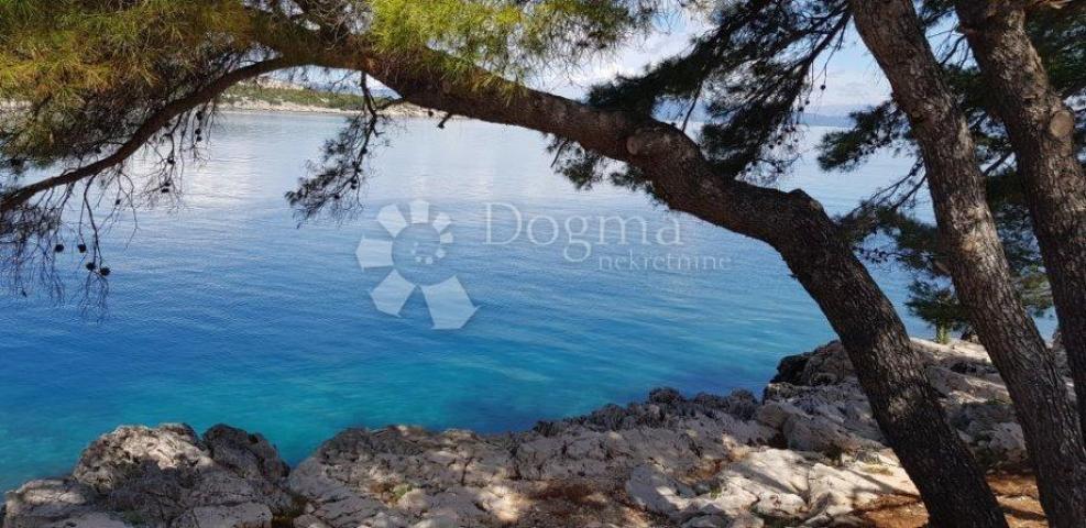 HVAR- građevinsko zemljište 1. red do mora, Uvala Pokrivenik, 850 m²