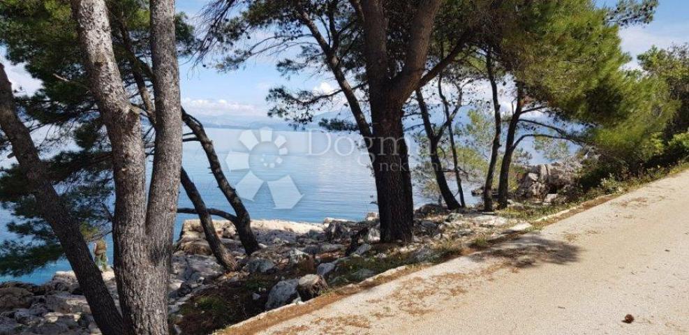 HVAR- građevinsko zemljište 1. red do mora, Uvala Pokrivenik, 850 m²