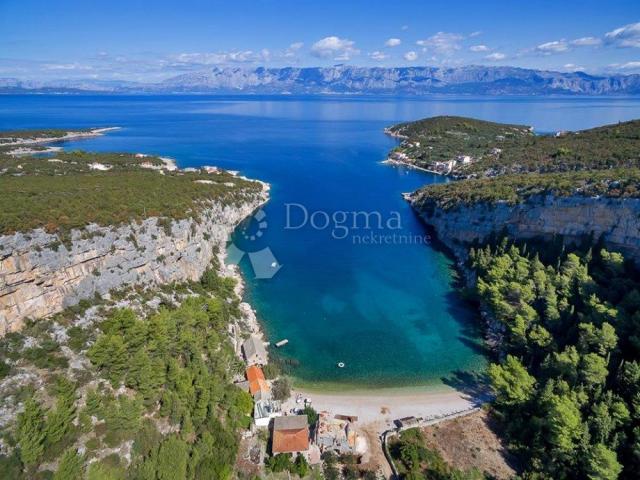 HVAR- građevinsko zemljište 1. red do mora, Uvala Pokrivenik, 850 m²