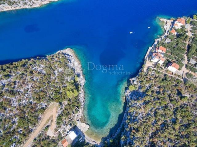 HVAR- građevinsko zemljište 1. red do mora, Uvala Pokrivenik, 850 m²