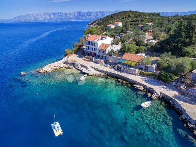 HVAR- građevinsko zemljište 1. red do mora, Uvala Pokrivenik, 850 m²