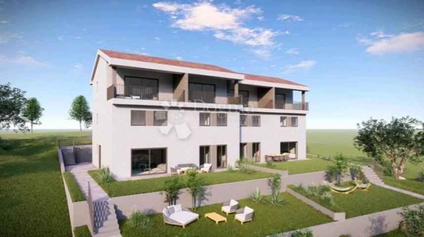 Novogradnja, apartman u prizemlju sa okućnicom, 120 m od mora