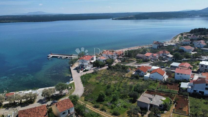 RASLINA (ŠIBENIK)-GRAĐEVINSKO ZEMLJIŠTE PRVI RED