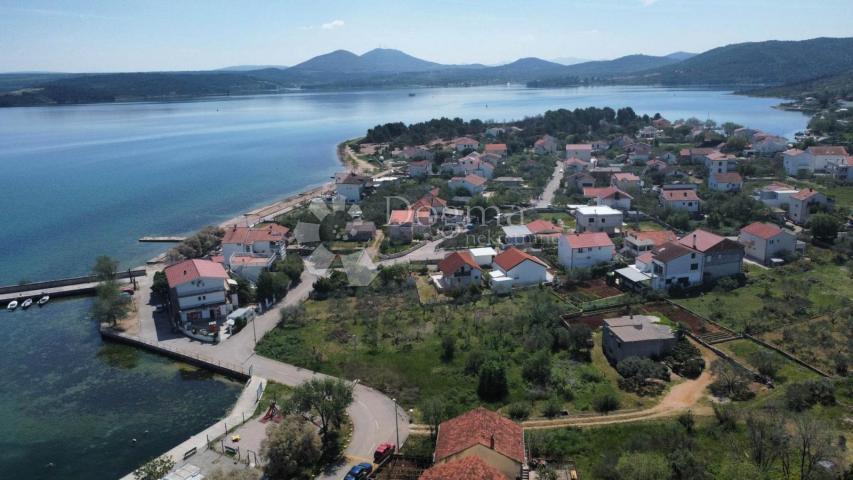 RASLINA (ŠIBENIK)-GRAĐEVINSKO ZEMLJIŠTE PRVI RED