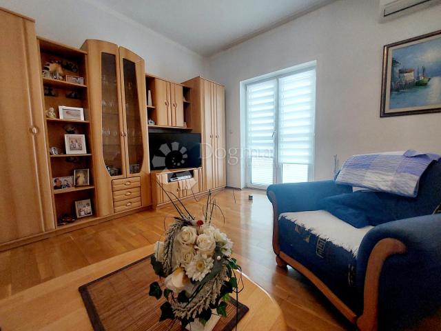 KRK  - KUĆA S 5 APARTMANA