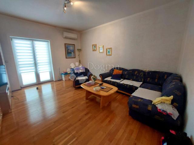 KRK  - KUĆA S 5 APARTMANA