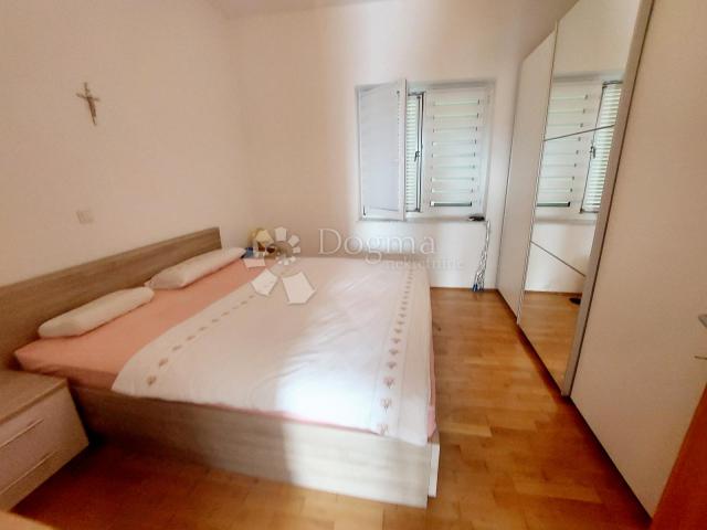 KRK  - KUĆA S 5 APARTMANA