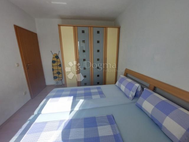 KRK  - KUĆA S 5 APARTMANA