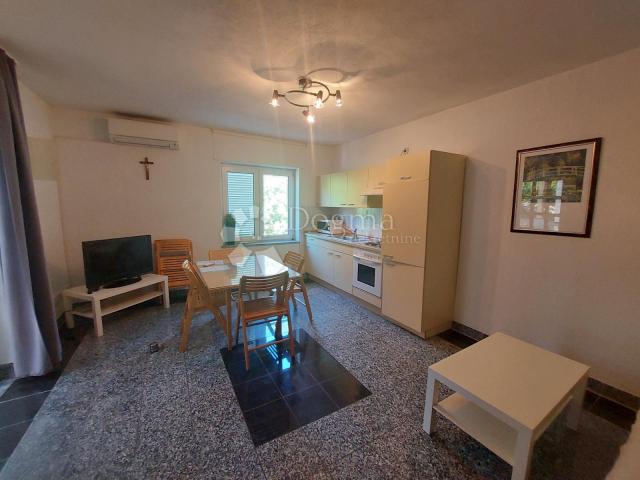 KRK  - KUĆA S 5 APARTMANA