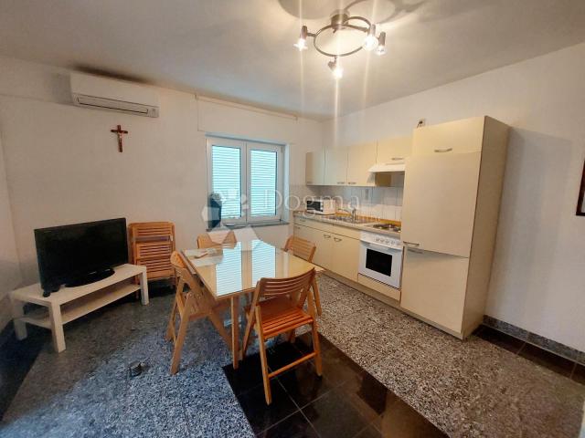 KRK  - KUĆA S 5 APARTMANA