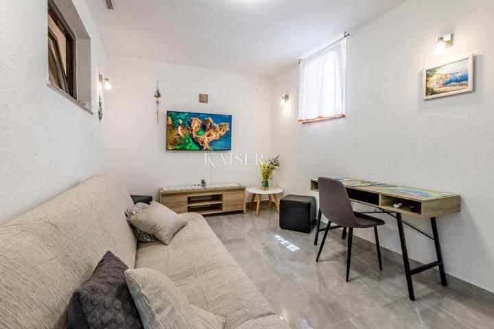 Malinska, Otok Krk- Apartman 40m2 s uređenom okućnicom