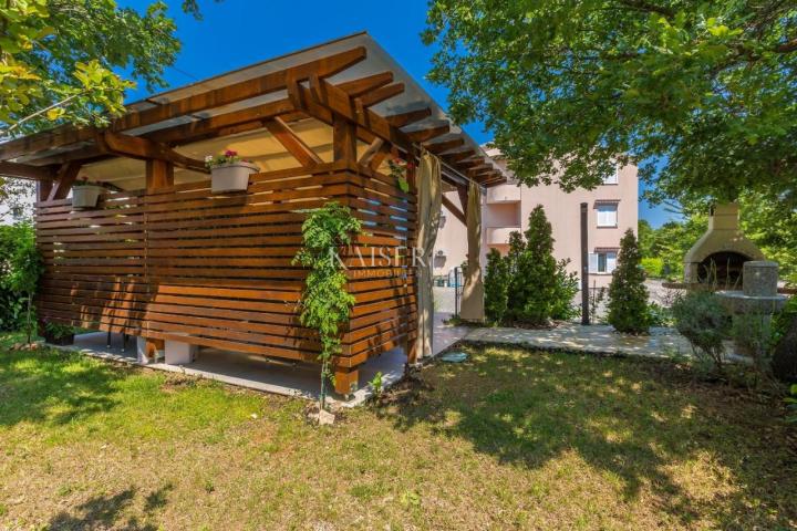 Malinska, Otok Krk- Apartman 40m2 s uređenom okućnicom