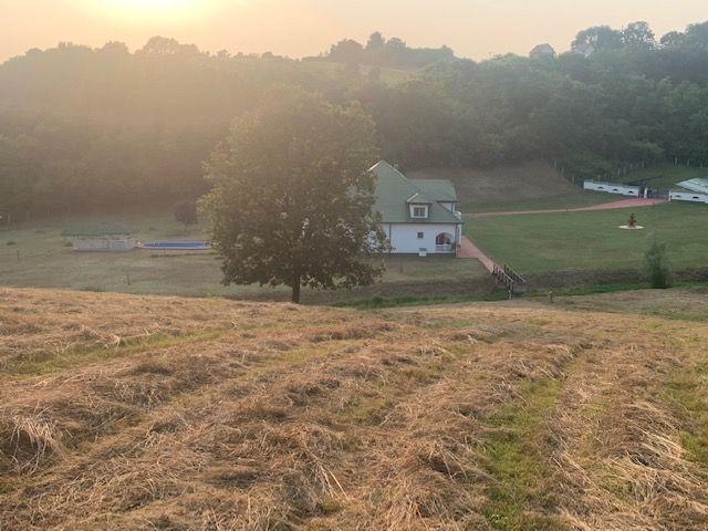 Luksuzna vila od 554 m2, sa imanjem od 3, 95ha, u prelepom delu Avale. Preporuka!