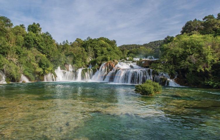 Drniš - INTERESANTNO!!!!dvije kuće sa bazenom i teniskim terenom na 10250m2