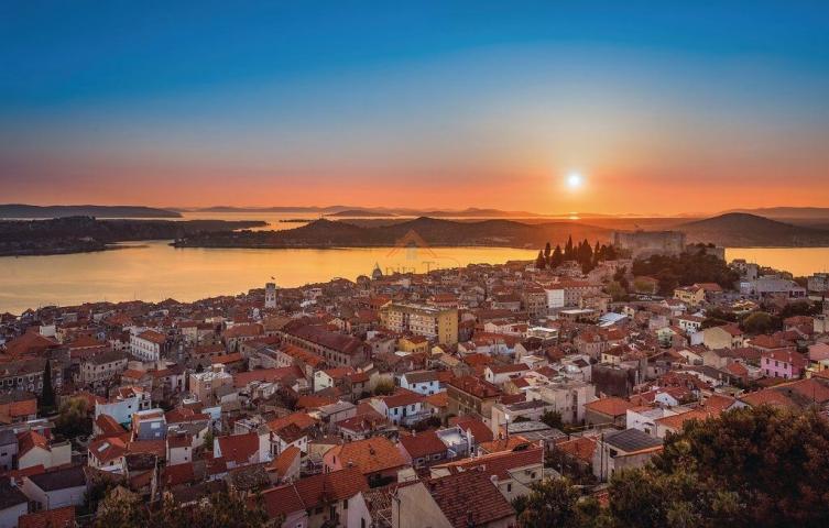 Drniš - INTERESANTNO!!!!dvije kuće sa bazenom i teniskim terenom na 10250m2