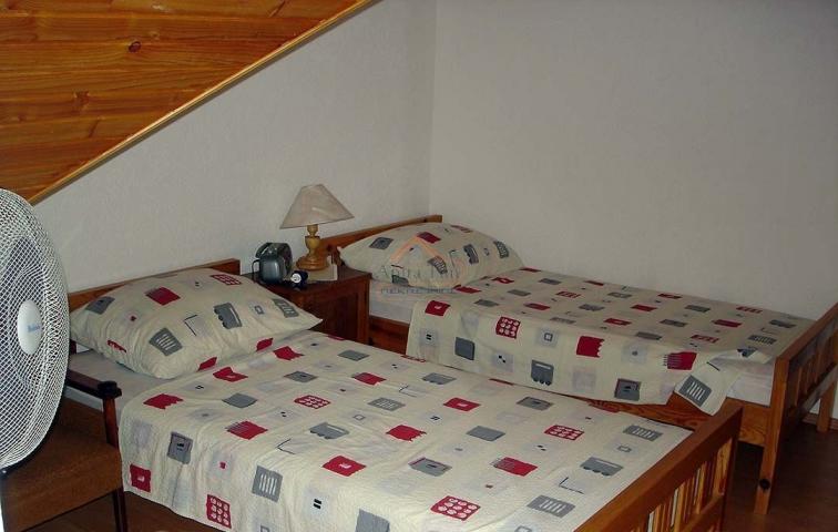 Okrug Gornji - dvojna apartmanska kuća sa 3 apartmana