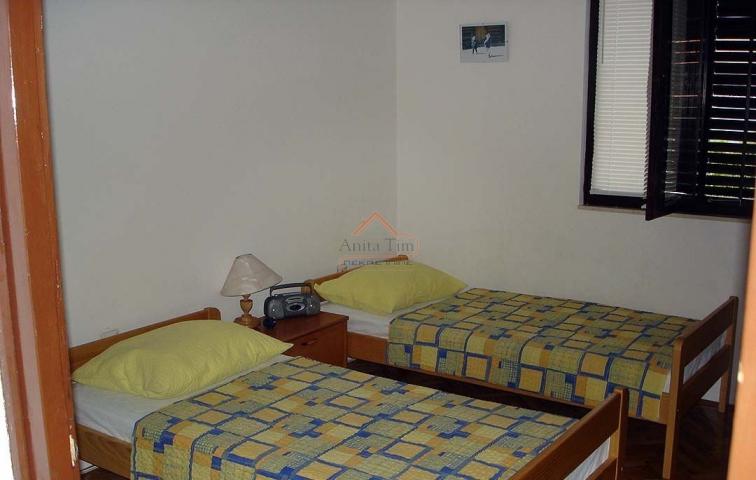 Okrug Gornji - dvojna apartmanska kuća sa 3 apartmana