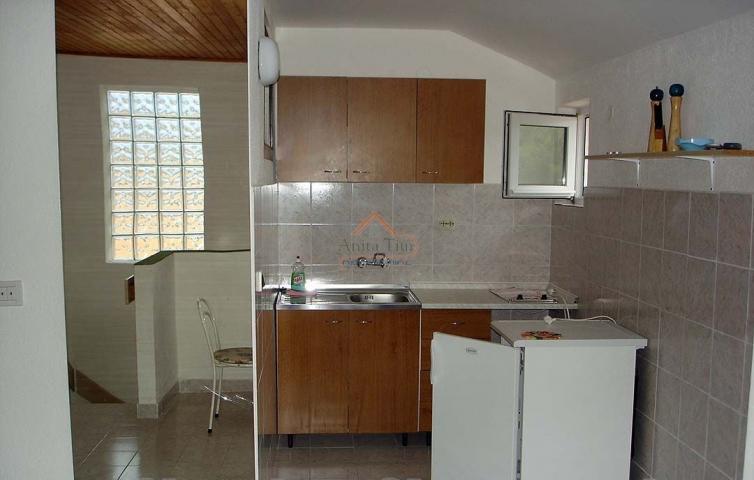 Okrug Gornji - dvojna apartmanska kuća sa 3 apartmana