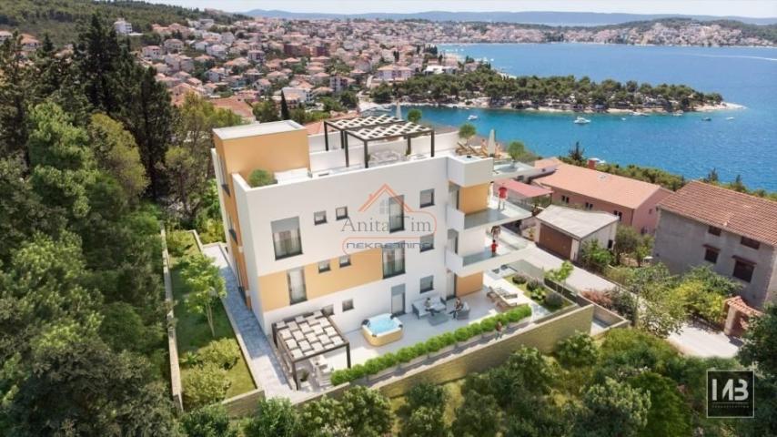 TROGIR- ČIOVO, PENTHOUSE SA KROVNOM TERASOM