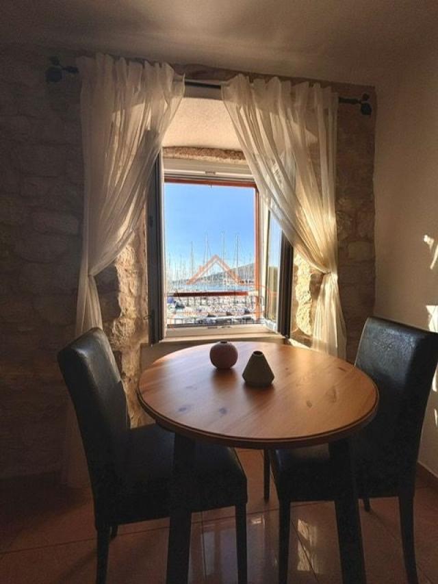 Trogir - kamena kuća sa 3 apartmana uz rivu