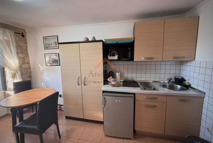 Trogir - kamena kuća sa 3 apartmana uz rivu