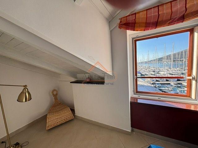 Trogir - kamena kuća sa 3 apartmana uz rivu