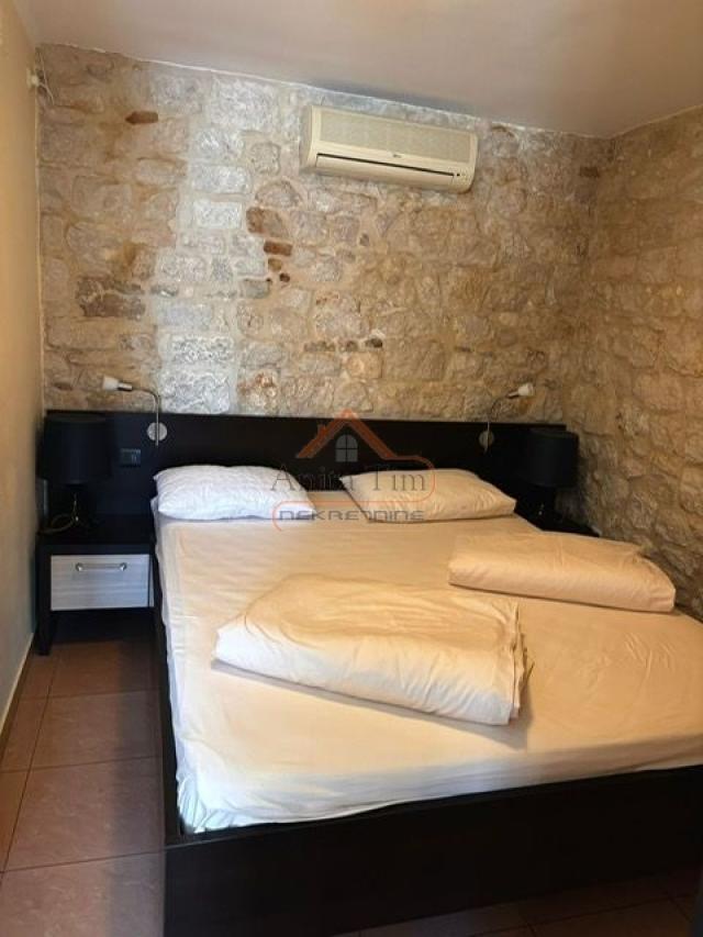 Trogir - kamena kuća sa 3 apartmana uz rivu