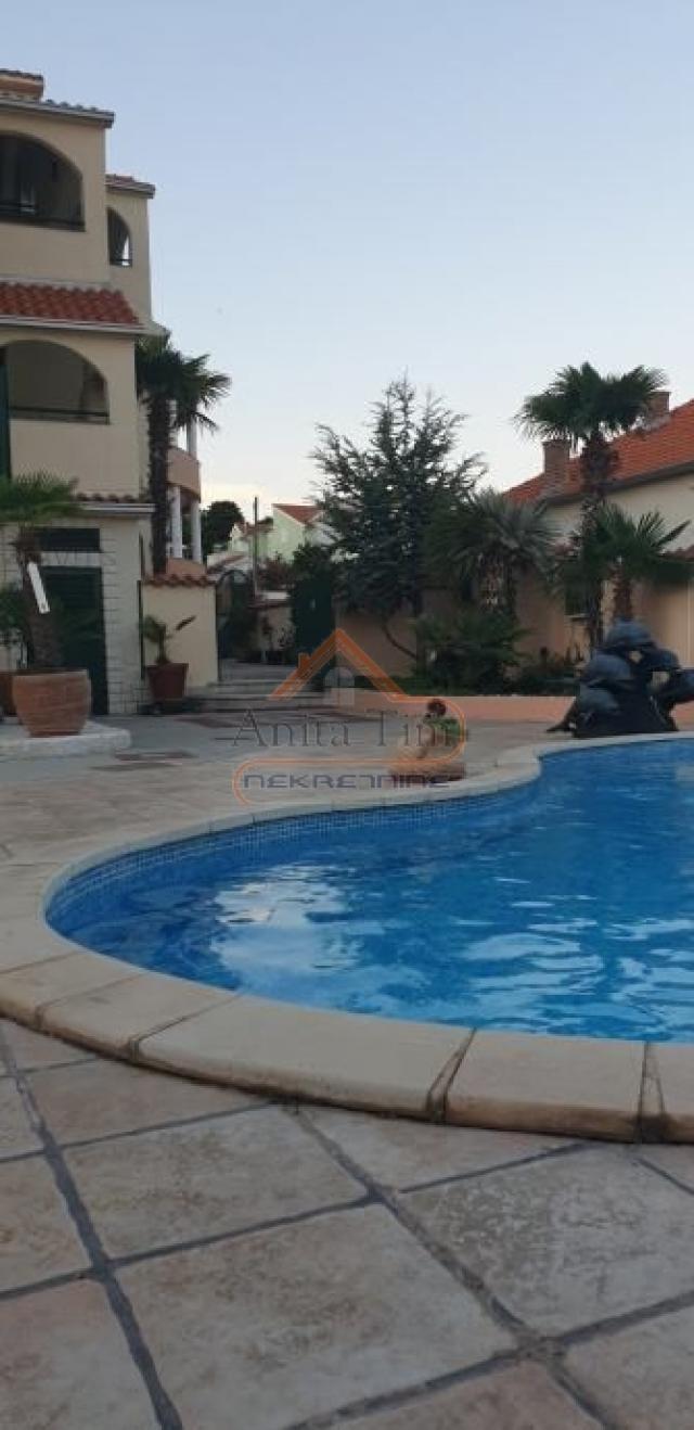 Vodice - apartmanska kuća sa 5 jedinica