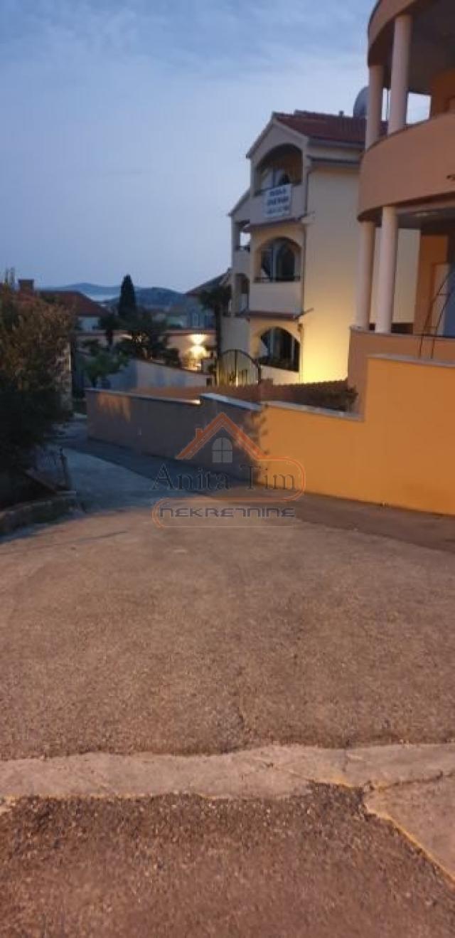 Vodice - apartmanska kuća sa 5 jedinica