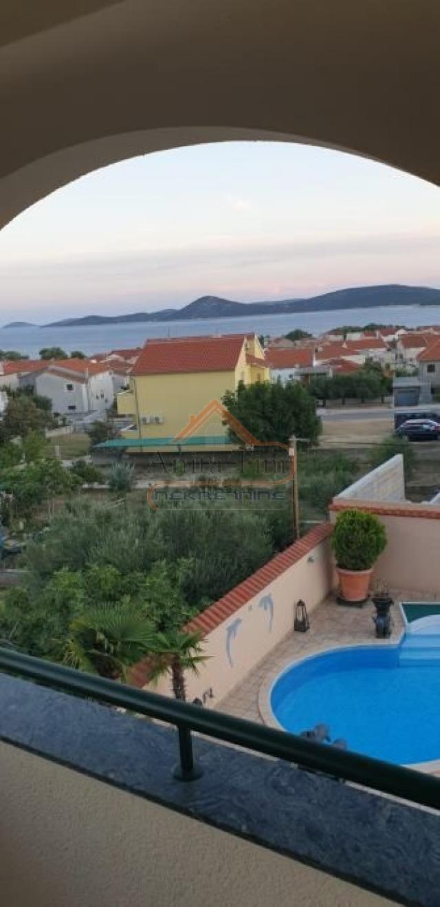 Vodice - apartmanska kuća sa 5 jedinica