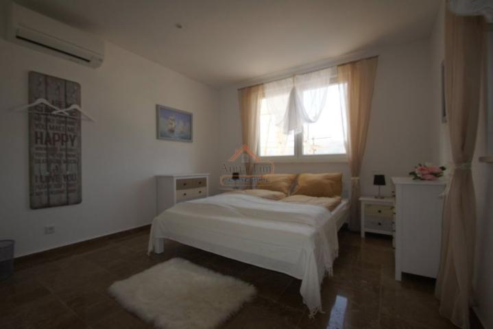 Marina - villa + apartmanska kuća prvi red uz more