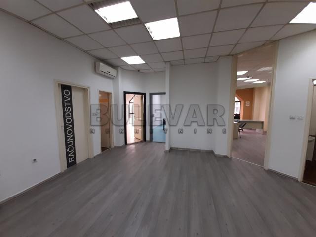 Izdaje se poslovni prostor u Dušanovom bazaru, 110m2, 500e